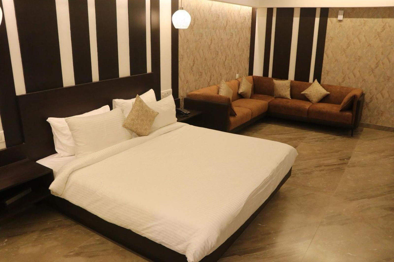 Hotel Kadamb Tree 贾巴尔普尔 外观 照片