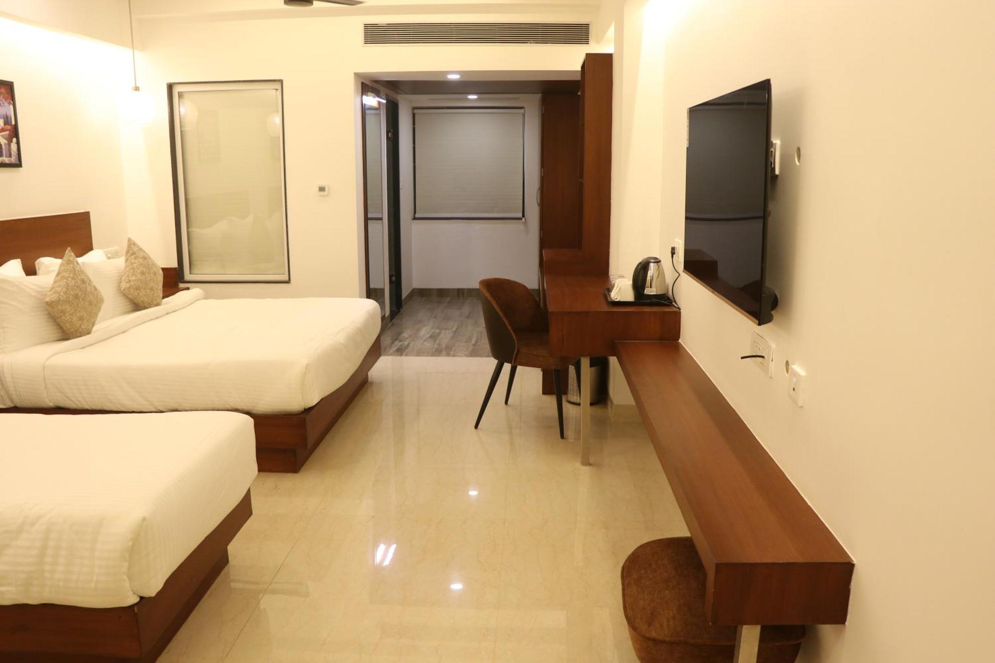 Hotel Kadamb Tree 贾巴尔普尔 外观 照片