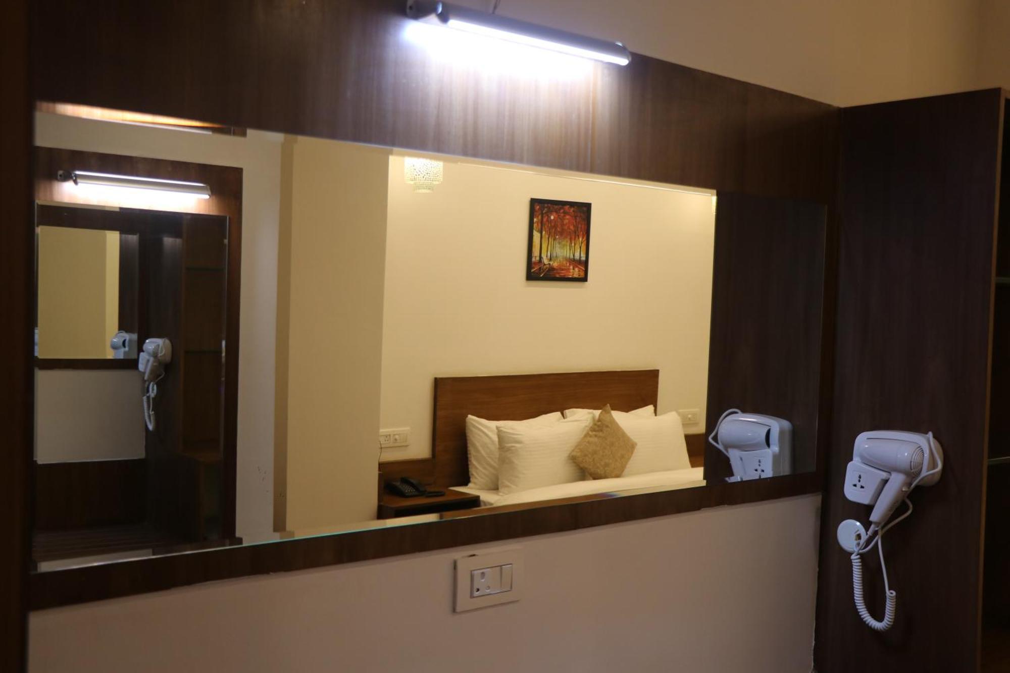 Hotel Kadamb Tree 贾巴尔普尔 外观 照片