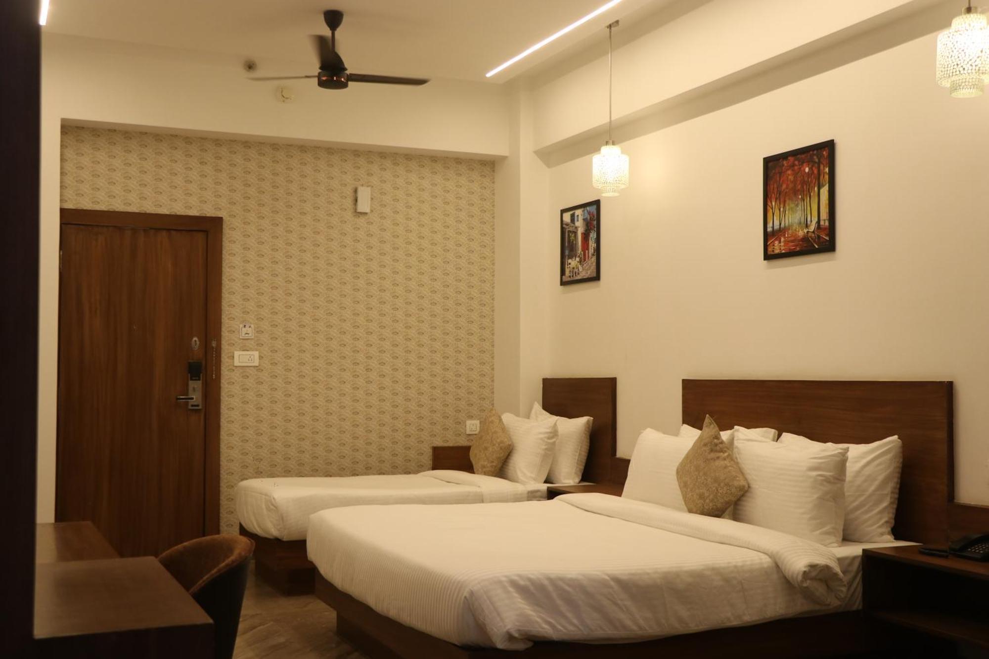 Hotel Kadamb Tree 贾巴尔普尔 外观 照片